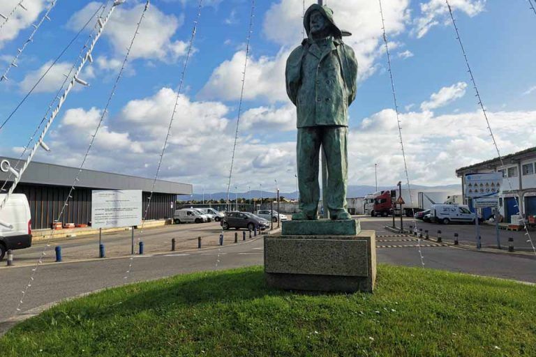 estatua pescador portonovo